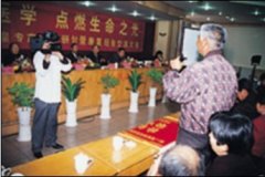 河南电视台记者在中国八省市中医肿瘤专家学术研讨会上采访
