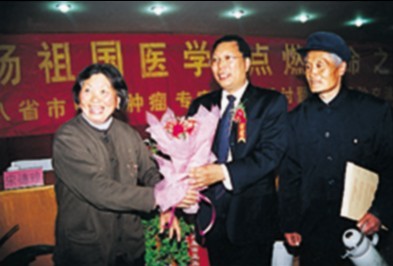 濮阳康复者向袁希福院长献花