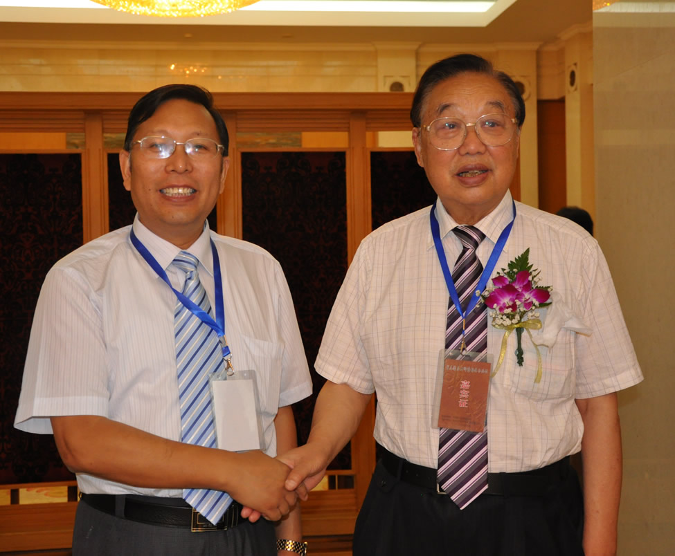 袁希福院长与国医大师张学文在人民大会堂合影