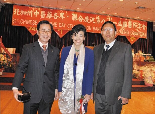 美国首位华裔联邦众议院赵美心女士与袁希福合影