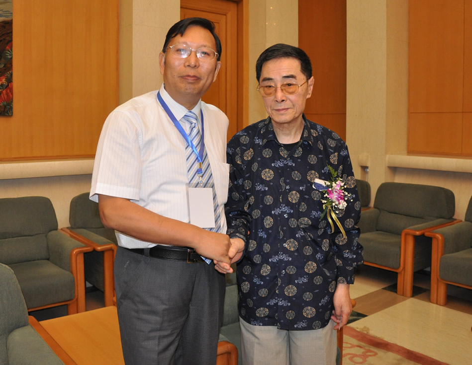 袁希福院长与国医大师陆广莘在人民大会堂合影