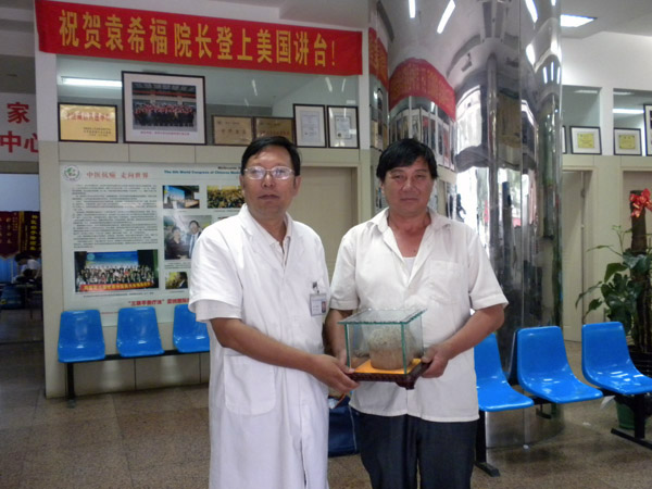 康复患者给袁院长送上珍贵礼物