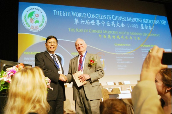 袁和澳洲中医注册委员会主席David Halstead