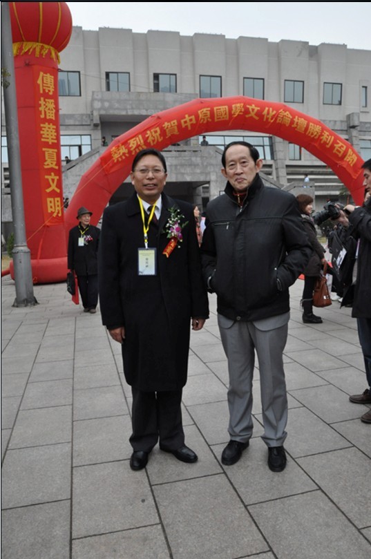 袁希福院长和我国国学泰斗王立群亲切合影