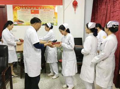 袁院长送上精美节日礼物