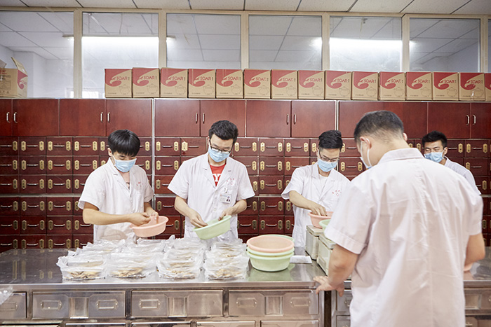 药剂师在认真地工作