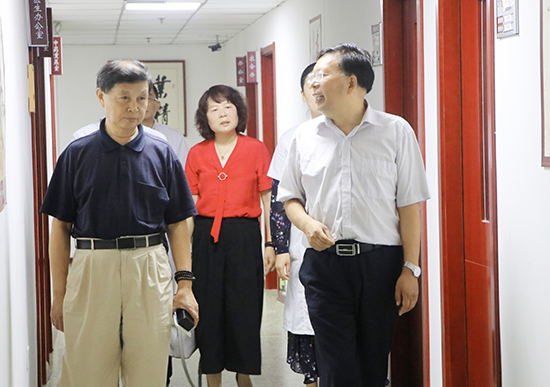 袁希福院长跟领导进行交流
