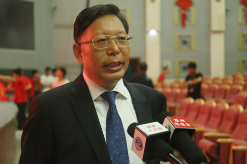 袁希福院长在大会结束后接受媒体采访