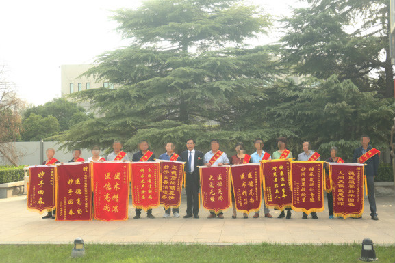 袁希福院长与抗癌明星代表们合影留念