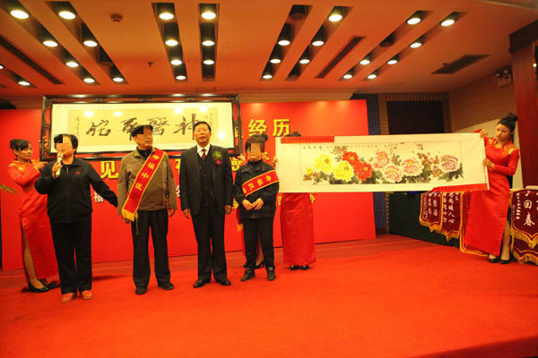 康复明星陈盼（化名）和康复明星薛义山（化名）共同向袁希福院长敬献国画、金匾