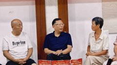 之前吃不了饭，卧床不起，现在她都能登泰山了！