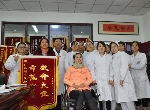 李梅红父母送锦旗表谢意