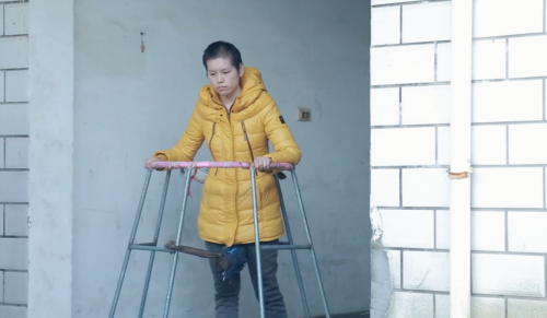 李梅红父亲为女儿日常锻炼手工做的“学步车”