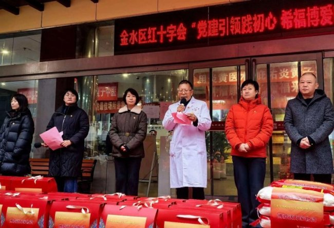 “党建引领践初心 希福博爱暖人心”郑州希福中医肿瘤医院向百名环卫工人捐