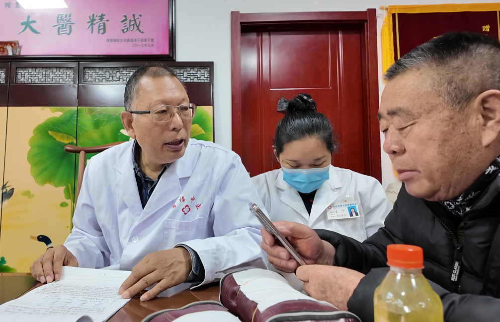 吃得像个正常人，“20斤的水，拎两桶上三楼，没啥事！”