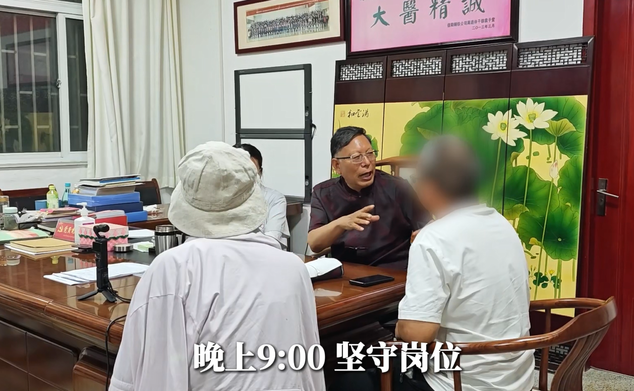 坐诊日常 | 14小时、近百位患者，袁院长说：“只要来了，就要给他看！”