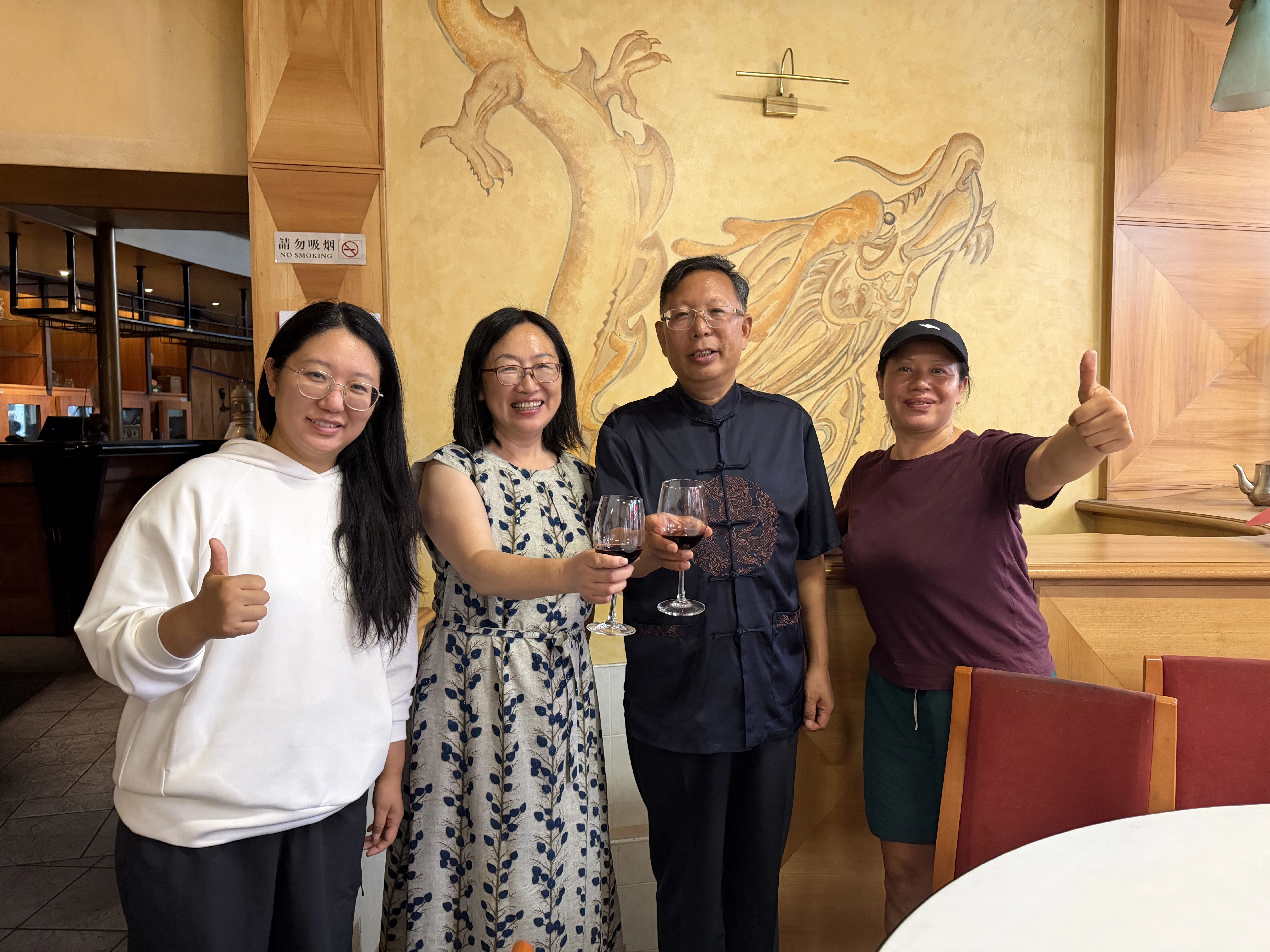 热烈欢迎欧洲针灸学院陶丽玲院长及香港针灸学会方帮助会长，莅临我院参观考